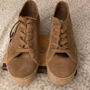 Selling never worn Steve Madden platform